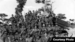 <p>Tropas cubanas en Cuito Cuanavale, Angola. Radio Martí denunció desde las primeras transmisiones la injerencia militar cubana en esa nación africana. La denominada <a href="/a/operacion-carlota-y-sus-secuelas-en-cuba/108349.html" target="_blank"><strong>Operación Carlota</strong>,</a> se inició en el año 1975 y se estima que <strong>350.000 hombres </strong>salieron de la isla en servicio militar obligatorio con destino a África.